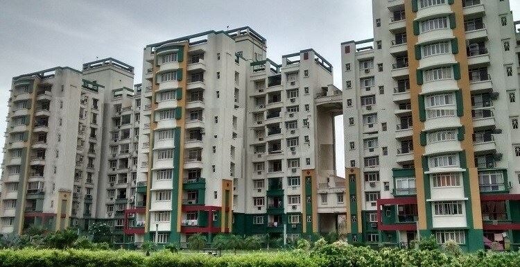 Greater Noida real estate growth chart showing a steep upward trend, with key factors like the Jewar Airport, Metro connectivity, and new expressways highlighted as growth drivers.