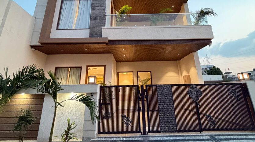 Greater Noida West vs Yamuna Expressway — Which Is Better for First-Time Buyers? 🏡⚔️